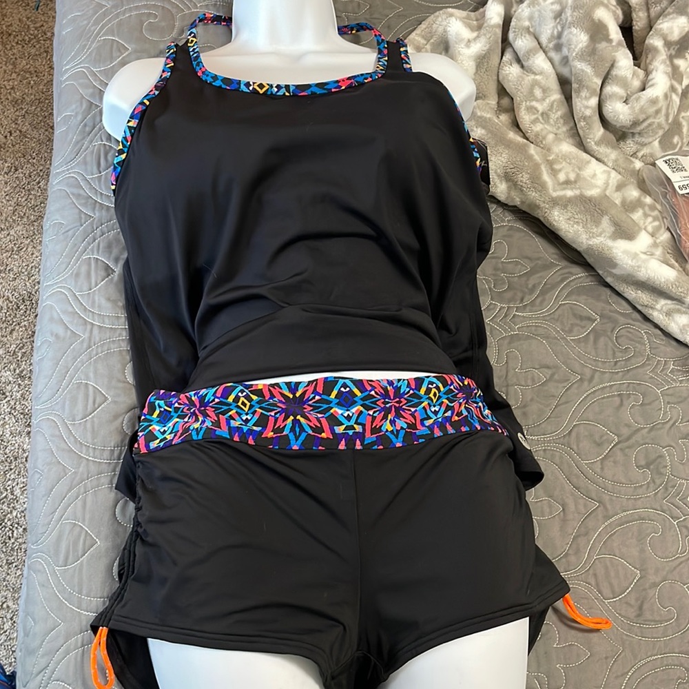 Women’s XL NWT TYR swim set. Built in shelf bra with removable cups